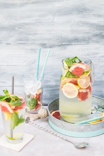 Brocca con acqua aromatizzata al pompelmo e limone adatti per la depurazione